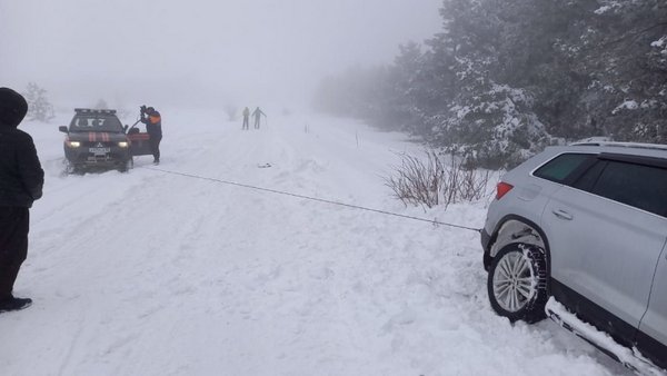 Последствия снегопада устраняют на дорогах в Крыму - «ДТП»