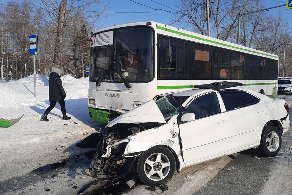 В Новосибирске один человек погиб в лобовом ДТП с автобусом - «ДТП»