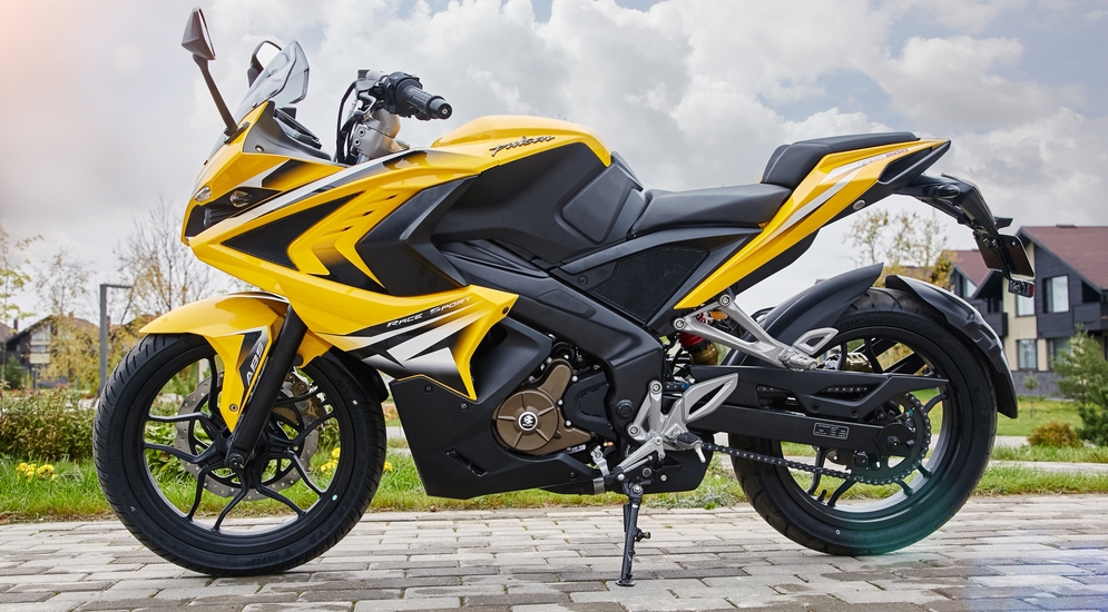 Bajaj Pulsar RS 200: маленький спортбайк с большими амбициями - «Bajaj»