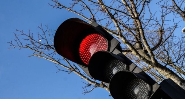 Какой штраф предусмотрен за проезд на красный сигнал светофора? - «Автоновости»