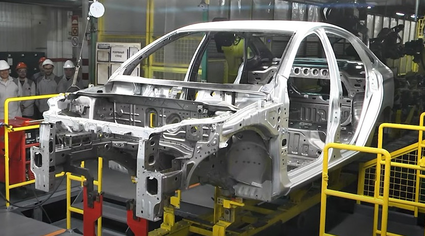 АВТОВАЗ готовится к перезапуску Lada Vesta: сварены первые три кузова - «Автоновости»