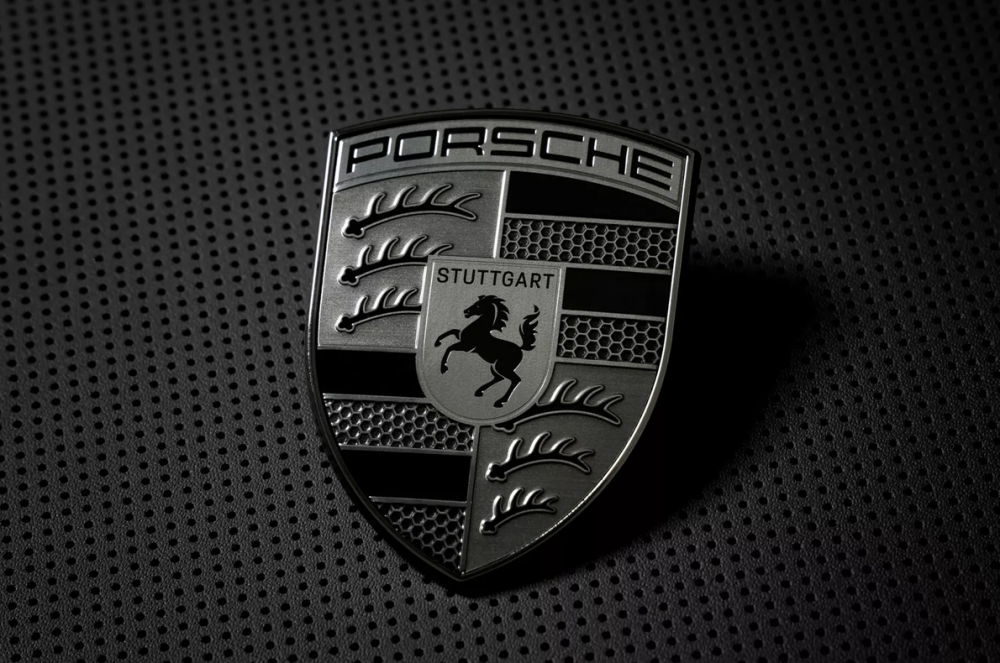 Версии Turbo моделей Porsche получили логотип в новом цвете и другое оформление салона - «Автоновости»