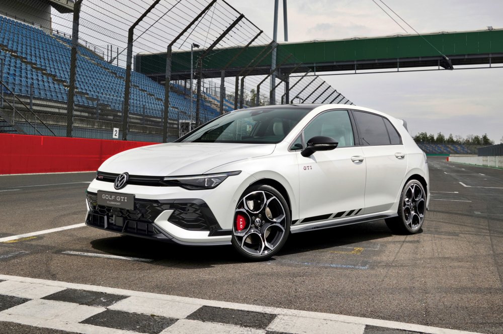 Обновлённый VW Golf GTI Clubsport: премьера на Нюрбургринге без рекорда - «Автоновости»