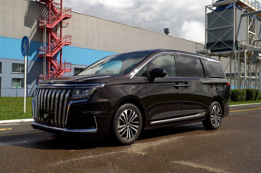 На заводе в Татарстане стартовало серийное производство минивэна Sollers SP7 - «Автоновости»