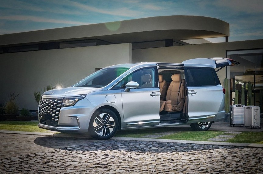 Представлен экспортный минивэн JAC Traveler. В России он появится под маркой Sollers - «Автоновости»