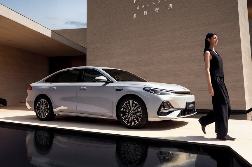 Седан Geely Galaxy A7 выходит на рынок: размером с Toyota Camry, но гораздо дешевле - «Автоновости»
