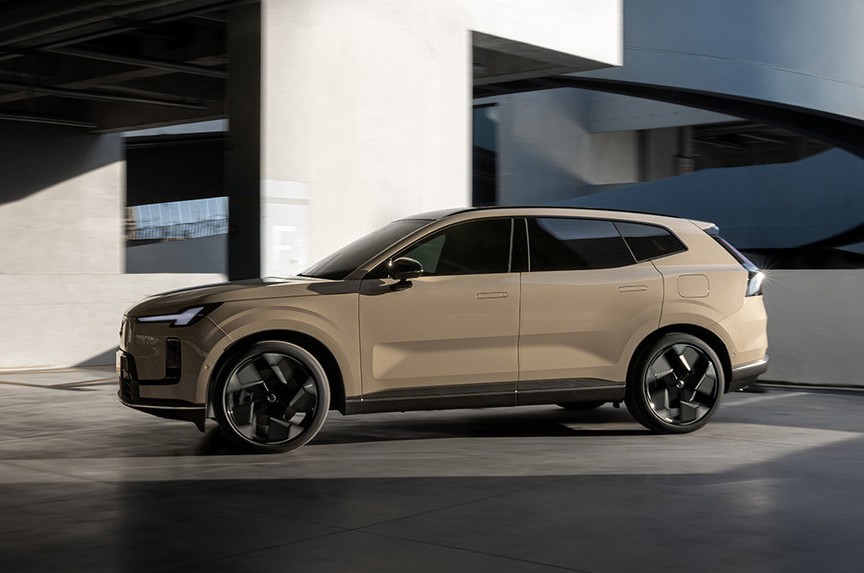 Volvo XC70 в виде кроссовера готовится к выходу на рынок: новые официальные фото - «Автоновости»
