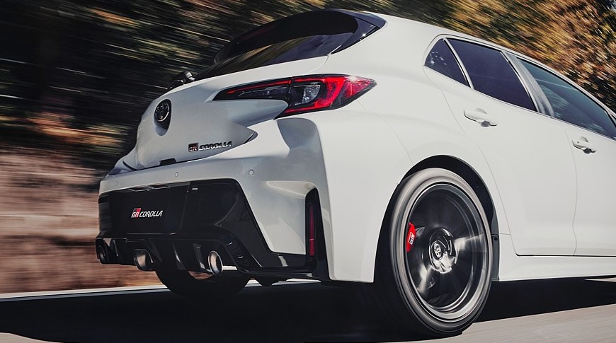 Хот-хэтч Toyota GR Corolla опять доработан: больше клея, воздуха и басов - «Автоновости»