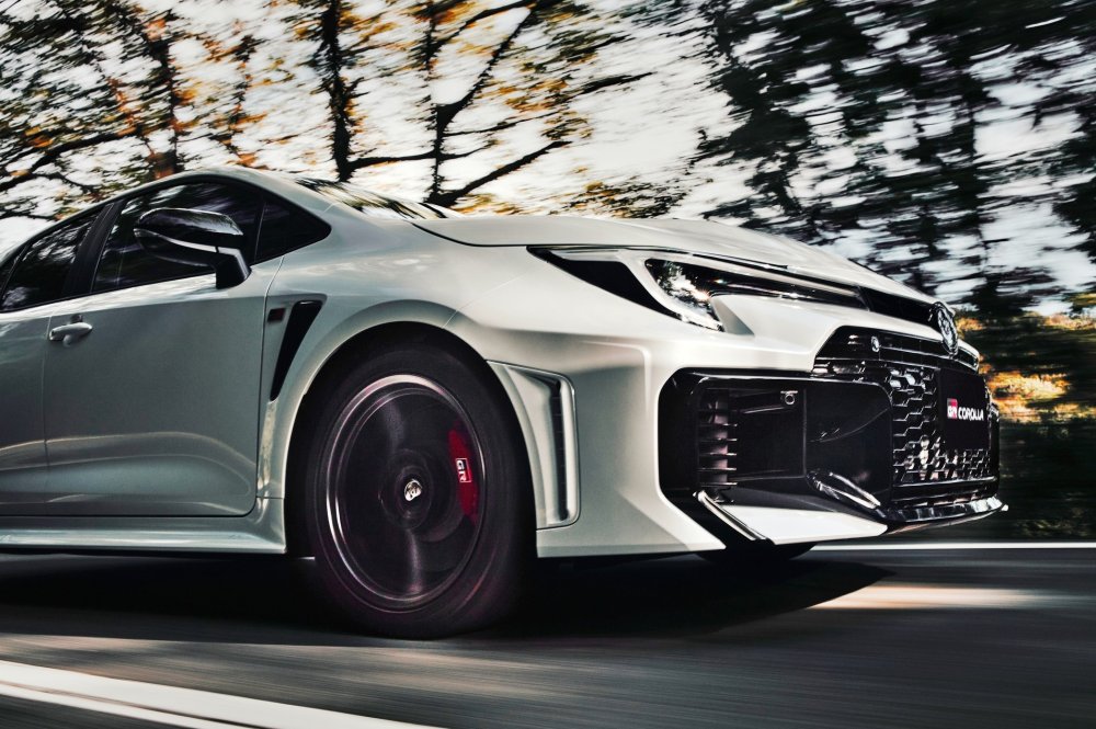 Хот-хэтч Toyota GR Corolla опять доработан: больше клея, воздуха и басов - «Автоновости»