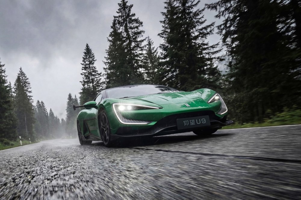 В честь ёлок и «Зелёного ада»: китайский Yangwang U9 перекрасился к чужому Новому году - «Автоновости»