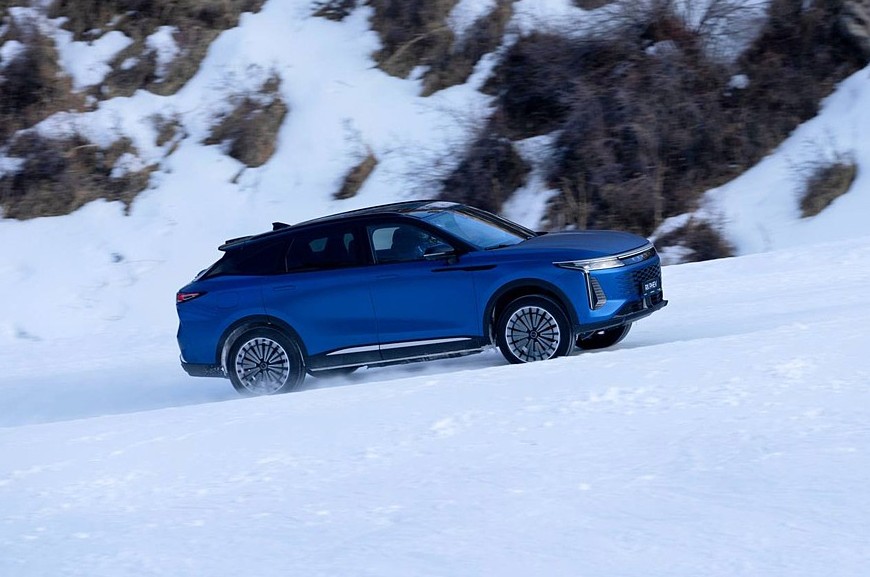 Exeed RX PHEV прошёл сложное испытание с подъёмом по льду с уклоном 41° - «Автоновости»