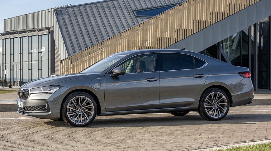 Пополнение в семействе: лифтбек Skoda Superb получил новую «начинку» - «Автоновости»