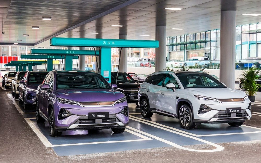 Компания BYD стала резко сдавать позиции в Китае и ищет спасение в экспорте - «Автоновости»