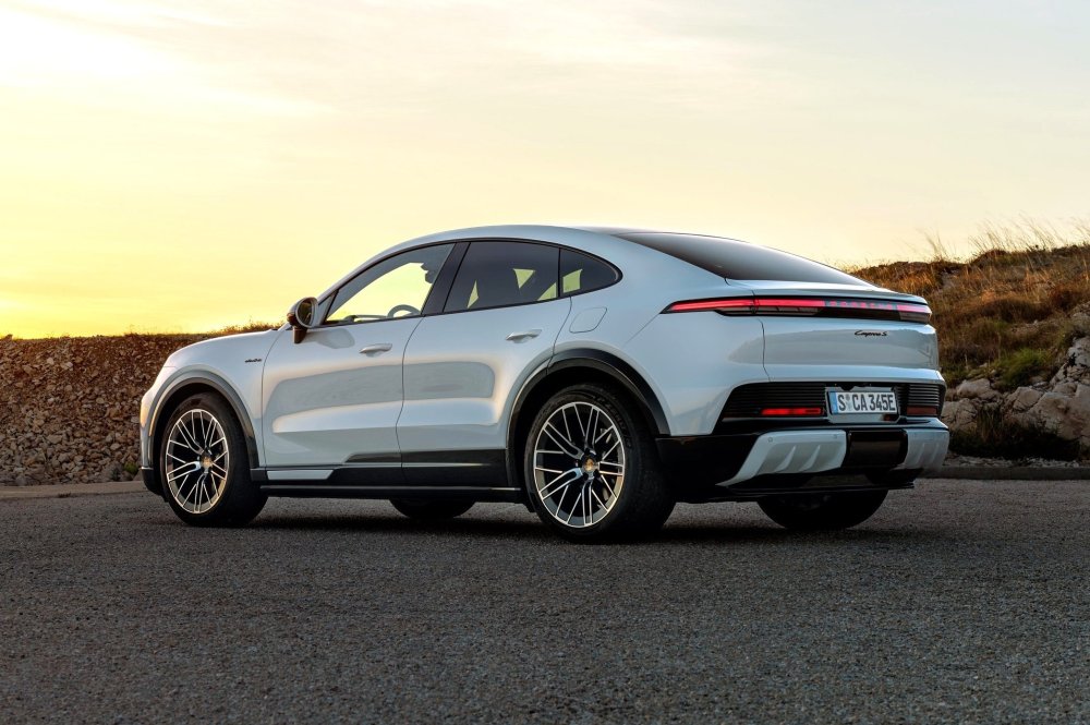 Porsche Cayenne Coupe Electric: улучшенная аэродинамика и смешной «облегчающий пакет» - «Автоновости»