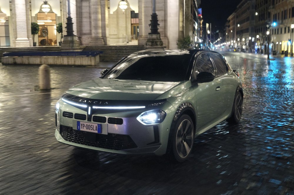 У хэтчбека Lancia Ypsilon появилась чисто бензиновая версия с механической коробкой - «Автоновости»