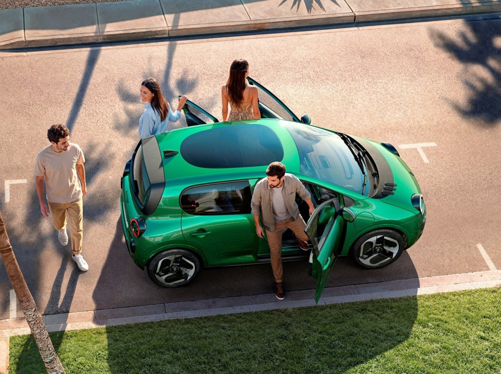Новый Renault Twingo обрёл необычную панорамную крышу в форме картофелины - «Автоновости»